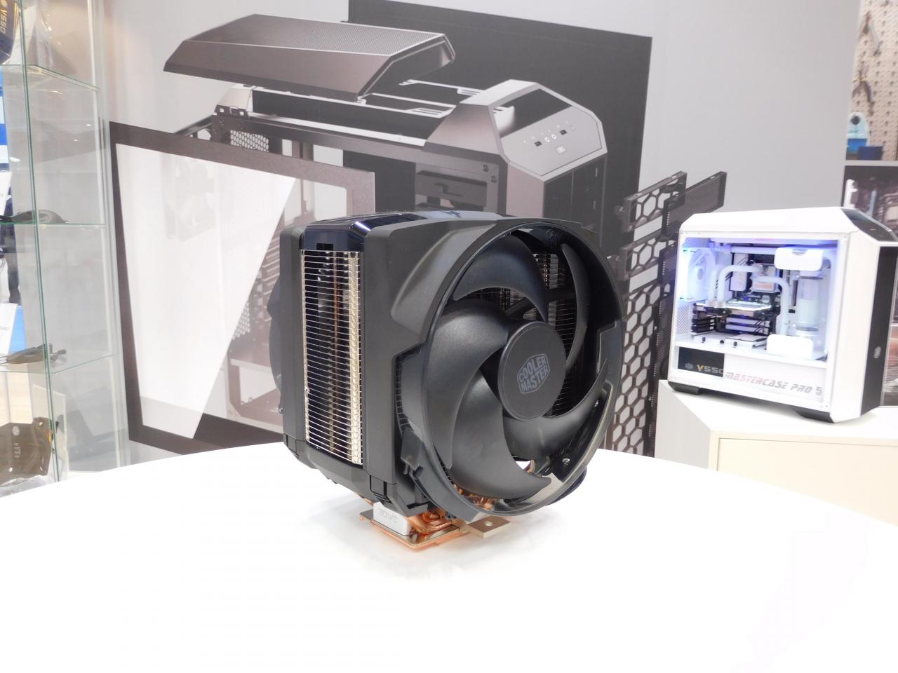 [15/03/2016] Cebit 2016 Cooler Master: Der Master Air Maker 8 macht sich rar in Europa, wir hoffen ihn im Mai testen zu können.