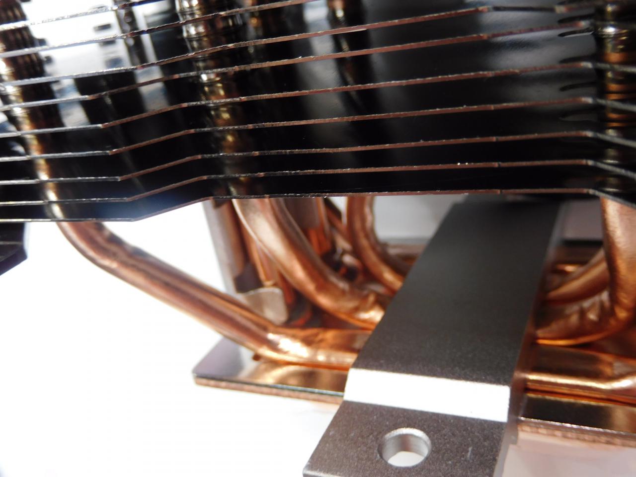 [15/03/2016] Cebit 2016 Cooler Master: Der Teufel steckt im Detail - die Hälfte der Heaptipes des Air Maker 8 ist mit der Bodenplatte zu einem dreidimensionalen Wärmetransportsystem verbunden.