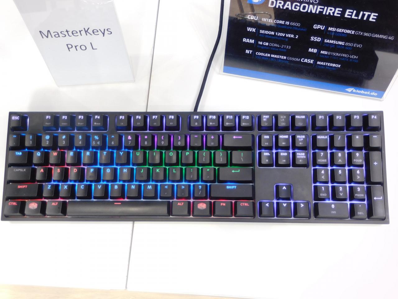 [15/03/2016] Cebit 2016 Cooler Master: Die nagelneue Master Keys Pro L möchte vor allem mit ihrer frei konfigurierbaren und extra starken RGB-Beleuchtung überzeugen. Cooler Master hat sogar extra größere Löcher ins PCB gebohrt, um die schlechte Lichtleitung der MX-Switches mit stärkeren LEDs auszugleichen.