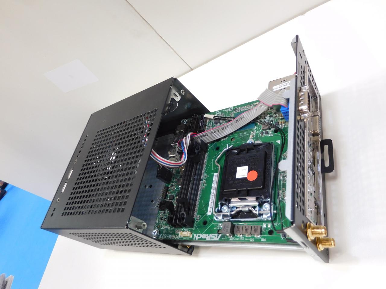 [16/03/2016] Cebit 2016: Mainboard-Schlitten, die eine Entnahme der Hauptplatine samt Erweiterungskarten ermöglichen, sind toll und selten. Beim Mini-STX-Mini gibt es gar keine Erweiterungsslots, aber zwei 2,5-Zoll-Montagemöglichkeiten auf der Rückseite.