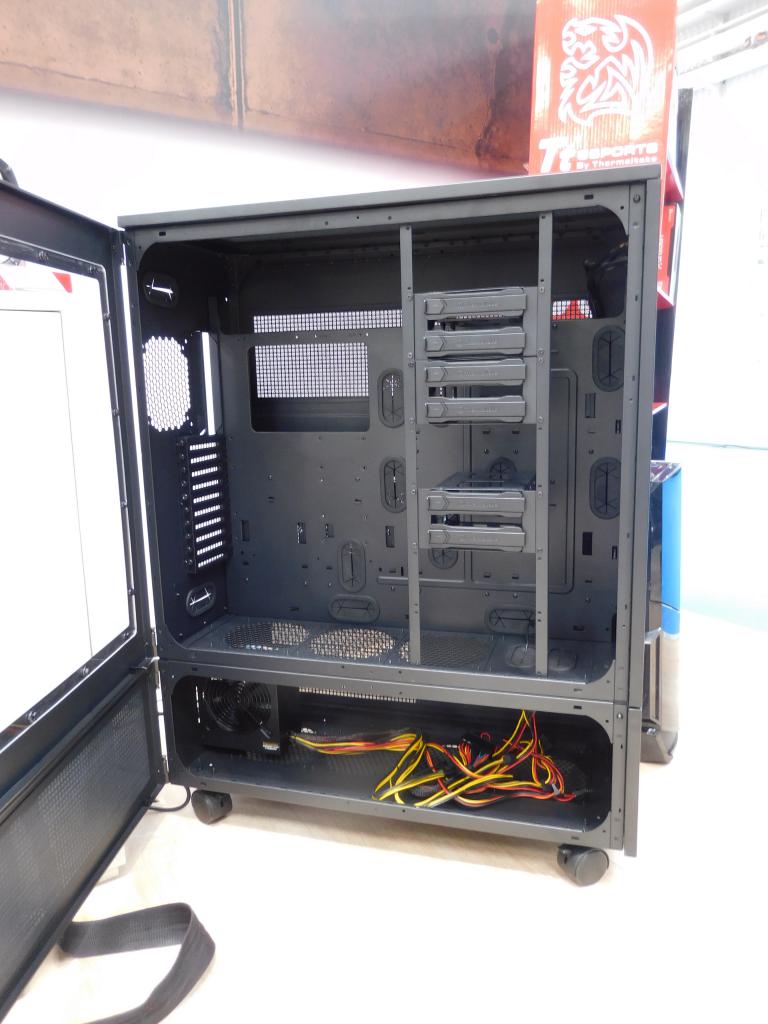 [16/03/2016] Cebit 2016: Thermaltakes WP-100 ist riesig. Trotzdem plant man schon ein WP-200 - und ermöglicht es, mehrere Gehäuse zu stapeln.