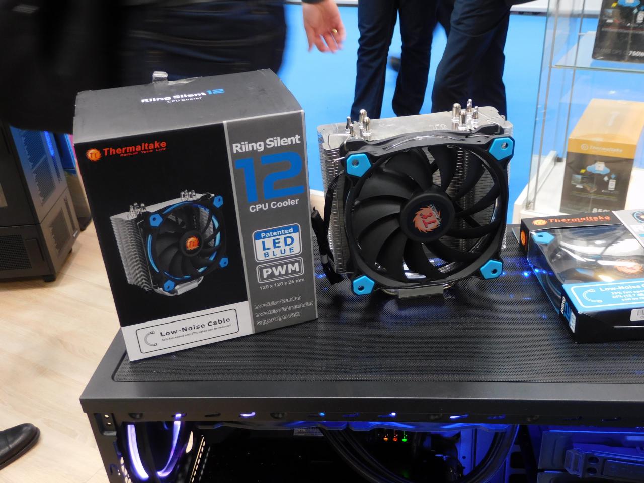 [16/03/2016] Cebit 2016: Für den Frio Silent Riing hat Thermaltake extra ein neues Lüfterblattdesign mit geringerem statischen Druck, aber höheren Durchsatz entwickelt.