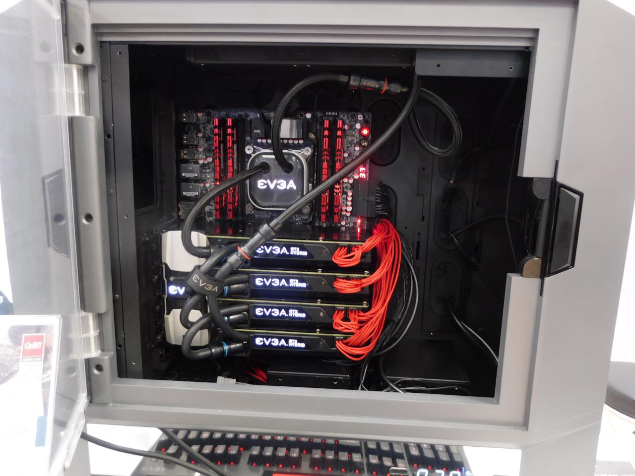 [16/03/2016] Cebit 2016: Noch sind die erweiterbaren EVGA-Kompaktwasserkühlungen im Prototypenstadien, aber schon bei der kommenden Grafikkartengeneration sollen sie eingesetzt werden.