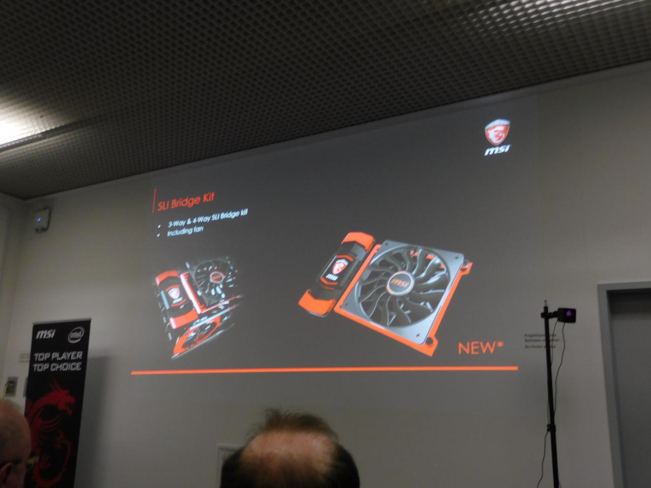 [16/03/2016] Cebit 2016: Beleuchtete Triple-SLI-Brücken mit Lüfterhalterung - MSI versucht zumindest, etwas neues im GPU-Segment vorzustellen.