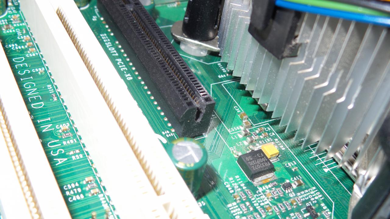[12/04/2016] PCI-E-x16-Grafikkarte in x8-Slot zwängen geht? Geht! (5)