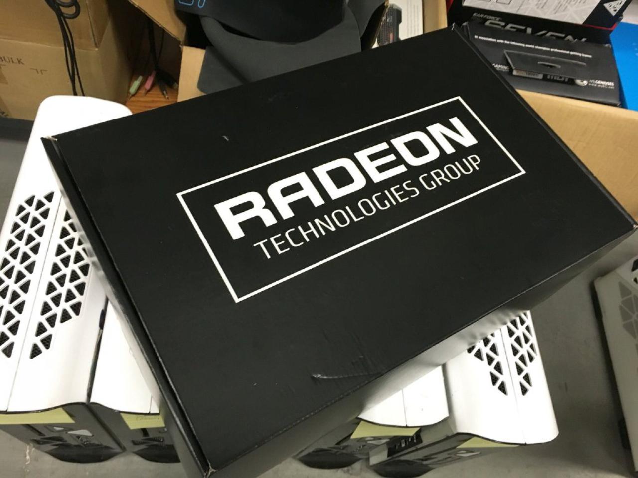 [13/04/2016] AMD Radeon Pro Duo: Erste Unboxing-Bilder der Dual-GPU-Grafikkarte (2)