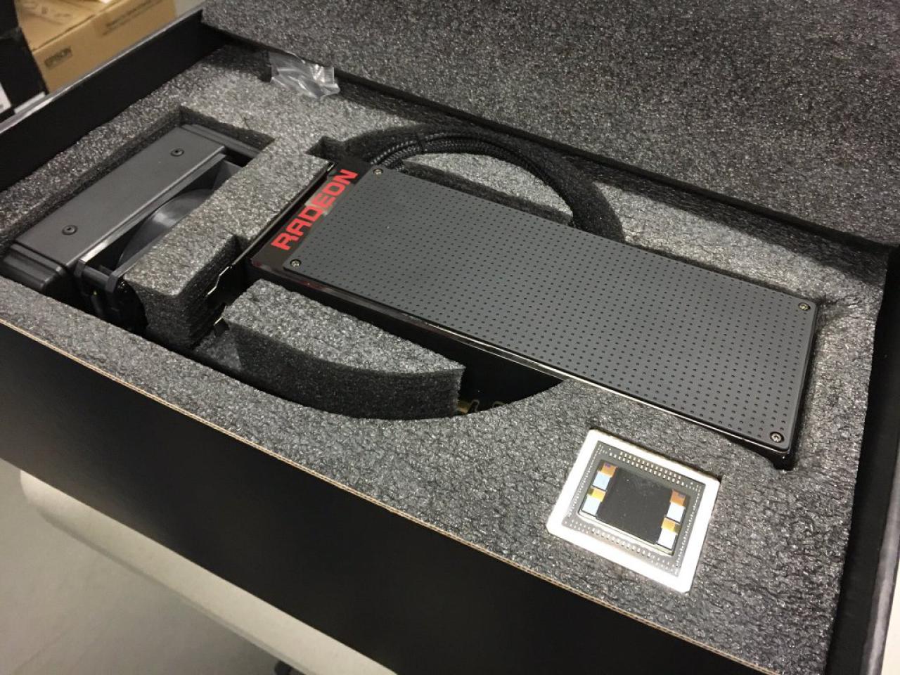 [13/04/2016] AMD Radeon Pro Duo: Erste Unboxing-Bilder der Dual-GPU-Grafikkarte (4)