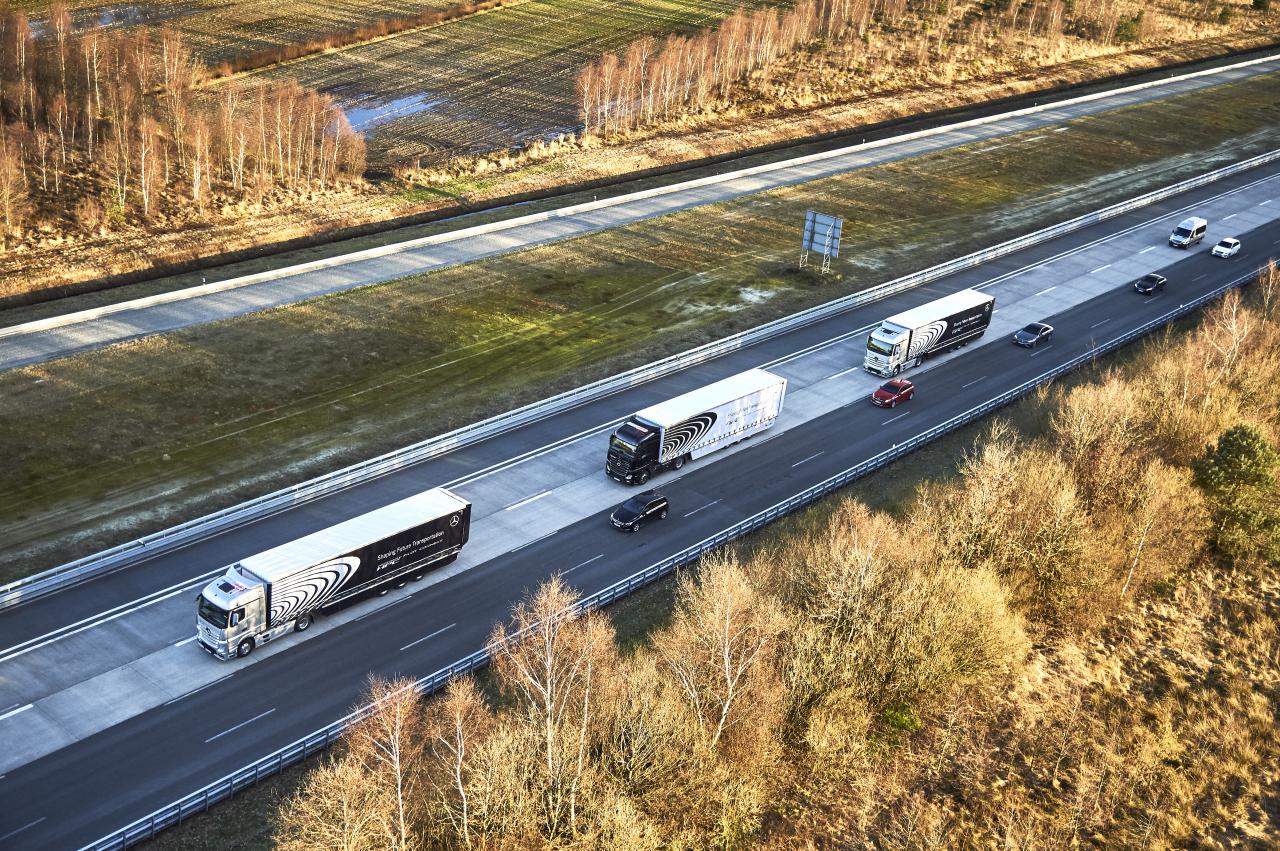 [04/04/2016] Drei Mercedes-Benz Actros Highway Pilot Connect fahren in Platoon-Formation