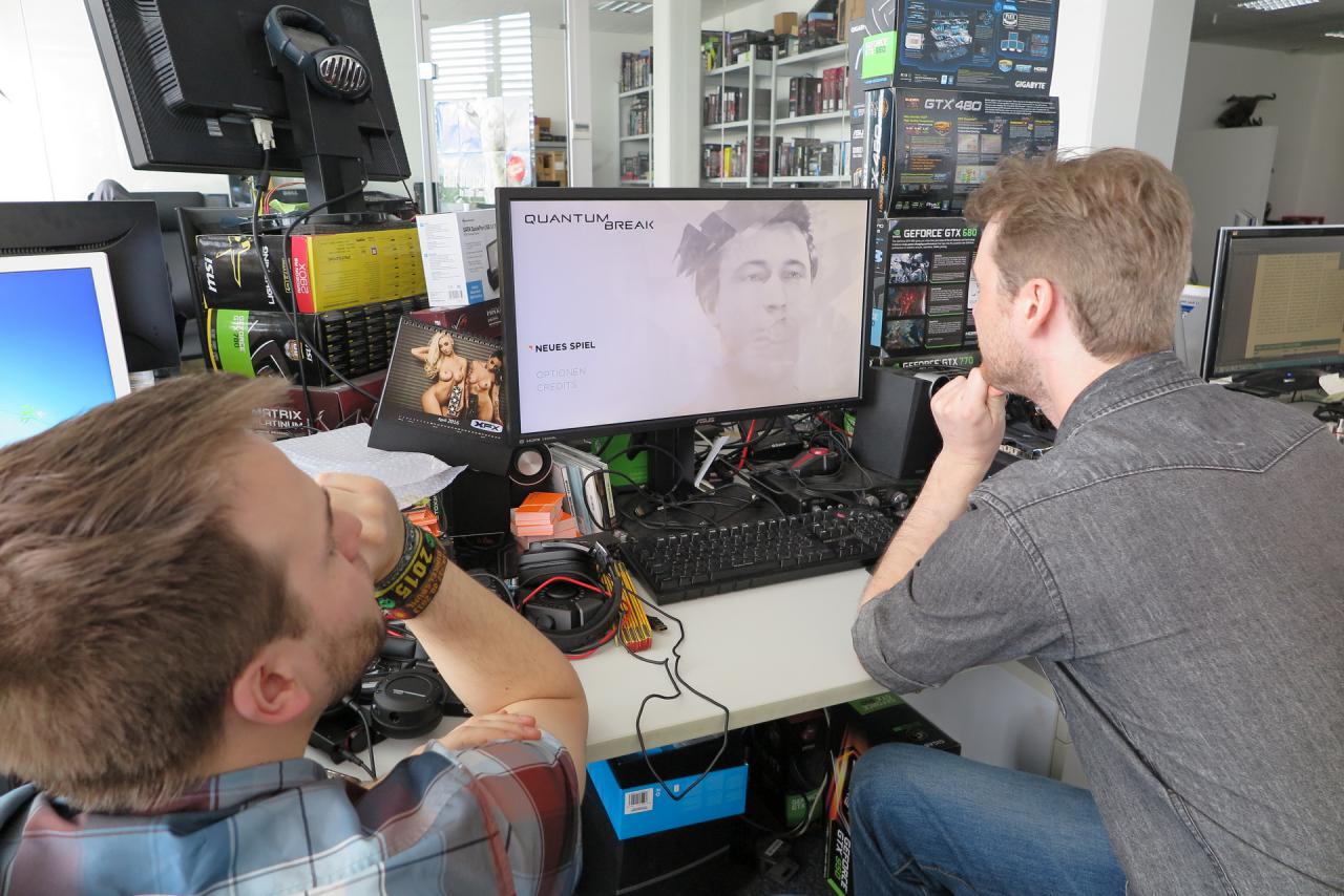 [08/04/2016] Nun ist die mit Spannung erwartete PC-Version von Quantum Break endlich in der PCGH-Redaktion eingetroffen und auf Phils Testsystem installiert. Noch wirken die beiden Herren im Bild zuversichtlich und vor allem noch völlig ahnungslos, was für ein Desaster noch folgen wird. Trotzdem verraten die Gesten des dynamischen Duos schon jetzt eine gewisse Skepsis. Ob dafür die Schlichtheit des Grafikmenüs verantwortlich ist, wissen wir zu diesem Zeitpunkt noch nicht.