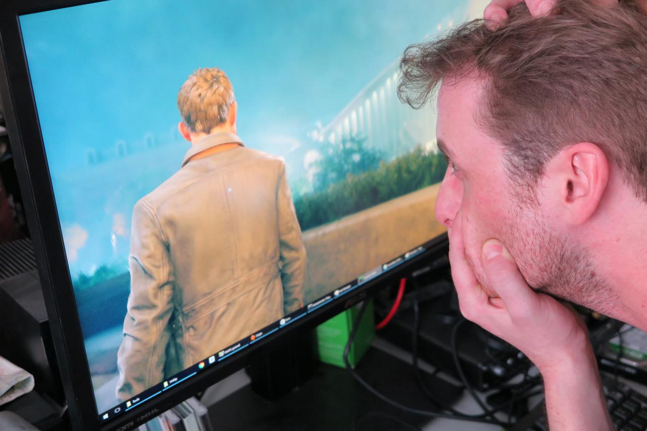[08/04/2016] Nachdem sich Raff in sein renoviertes Render Castle zurückgezogen und ebenfalls den Quantendownload gestartet hat (siehe nächstes Bild) muss sich unser Spieleredakteur mit dem edlen Gehörgang erst einmal alleine mit Quantum Break herumschlagen. Und nein, der Kantenglättungskönig hat ihm bestimmt nicht aufgetragen die Pixel zu zählen. Ganz im Gegenteil wirft Herr Reuther nun einen ganz genauen Blick auf die als besonders sehenswert angekündigte Grafik des Titels. Und diesbezüglich können wir uns nun auch alle weiteren Beschreibungen sparen, denn das was wir auf diesen Bild sehen spricht für sich. Bei dieser Unschärfe kann Goldöhrchen Reuther nicht anders als die wenigen Haare raufen. :(