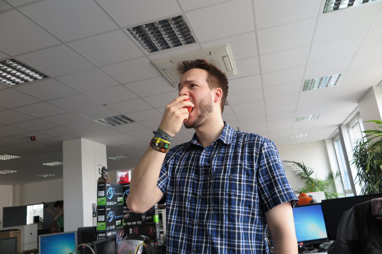 [15/04/2016] Dieses Bild, das ebenfalls auf Raffs Wunsch hin entstand, lässt mehrere Deutungen zu. Die Interpretation, dass der Downsampling-Experte sich mit Apple anlegen will, fällt wohl schon deshalb raus, weil sich Raff auch mit seinem Einkommen als Leitender keine Staranwälte wird leisten können. So vermuten wir eher, dass Herr Vötter auf seine gesunde Erhährung aufmerksam machen will. Wie war das noch 