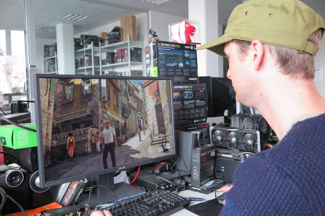 [28/04/2016] Unser Spiele-Spezialist mit dem audiophilen Gehörgang durfte diese Woche offiziell einen Killer spielen. Natürlich schlich er dafür nicht mit einer Art Ho-Chi-Minh-Hut (siehe Kopfbedeckung) getarnt durch die Redaktion, sondern überprüfte Hitman Episode 2 unter anderem auf seine DX12-Performance. Da hier noch nicht alles rund lief - siehe nächstes Bild -, gab es natürlich auch Unmutsbekundungen des Kollegen. Die enthielten zum Glück nicht allzu oft das englische A-Wort, das der AudioPhil zum Leidwesen der Herren Vötter, Spille und Stöwer sonst für Spiele übrig hat, die ihn auf die eine oder andere Art 