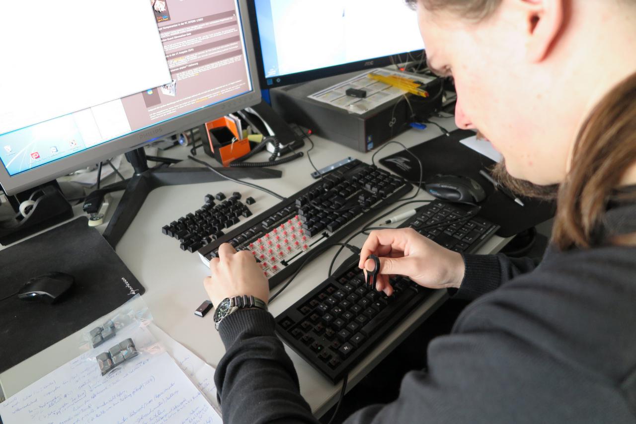 [28/04/2016] Dass Spieler ihre mechanische Tastatur modden und die größtenteils schnöden, schwarzen Tastenkappen gegen bunte Exemplare austauschen ist nicht Besonderes. Das, was unser Wakü-König Torsten hier macht, wird aber vermutlich einzigartig sein: Der Birdman montiert die flachen Key Caps des Cherry MX Boards 3.0 auf die Tastenschalter der Corsair Strafe RGB, die er im Rahmen eines Dauertests ausführlich unter die Lupe nehmen durfte. Ok, der Wasser-Vogel hat ja des Öfteren mal abenteuerliche Ideen und Experimente auf Lager, aber diese Aktion hat vor allem unseren Tastaturpapst äußerst verwundert. Trotzdem denkt er sich 