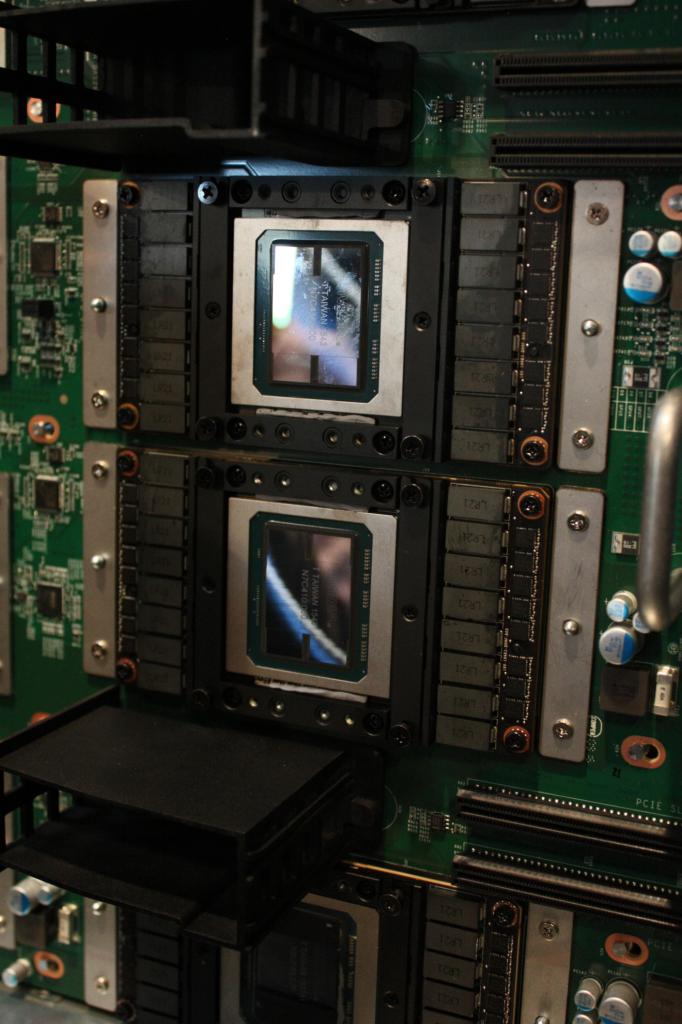 [07/04/2016] Update: Echte GP100-GPUs abgebildet (7)