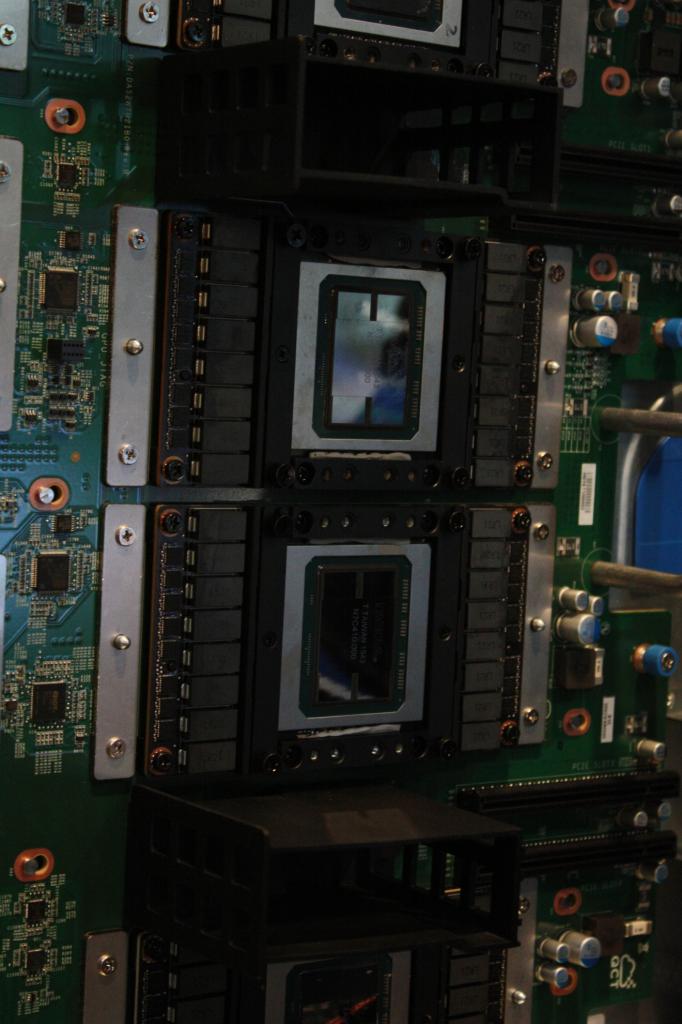 [07/04/2016] Update: Echte GP100-GPUs abgebildet (9)