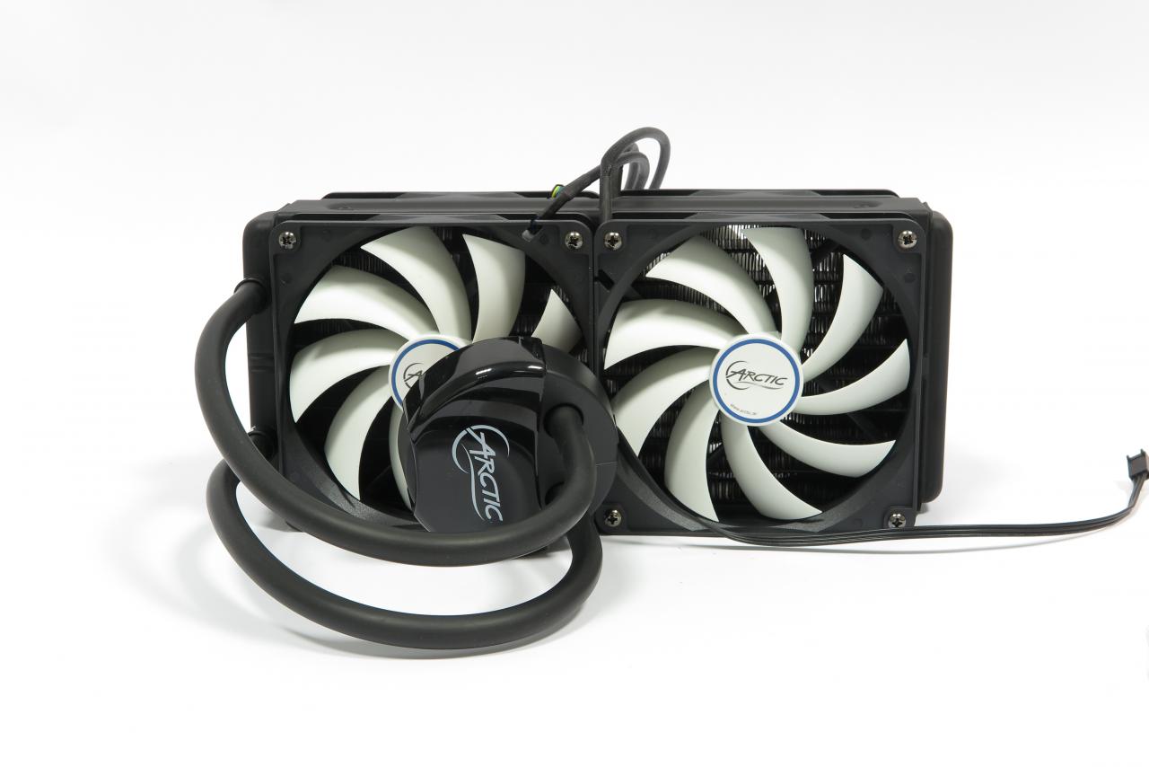 [23/05/2016] Arctic Liquid Freezer 240: Arctics F12-Lüfter haben nicht die beste Elektronik, halten aber gut mit anderen Serienlüftern mit.