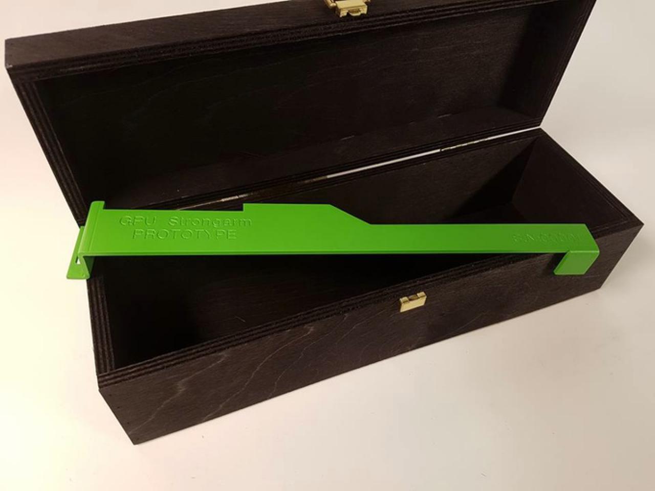 [09/05/2016] GPU Strongarm auf Kickstarter: Halterahmen soll biegende Grafikkarten verhindern (1)