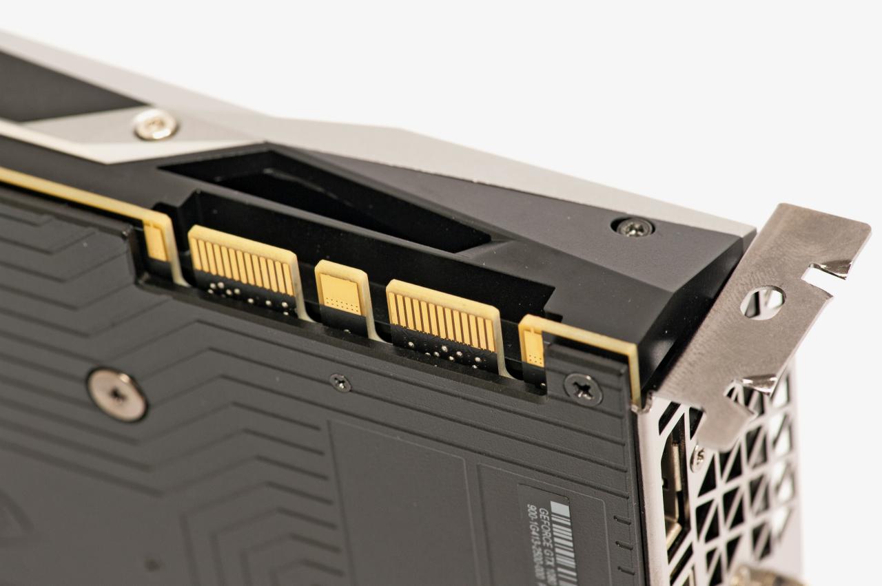 [16/05/2016] Nvidia Geforce GTX 1070 im PCGH-Test: Auch die GTX 1070 verfügt über dieselben zwei SLI-Anschlüsse, die nun auch für 2-Wege-SLI kombiniert werden. Deswegen nutzen wir hier unser Bild aus dem GTX-1080-Test erneut.