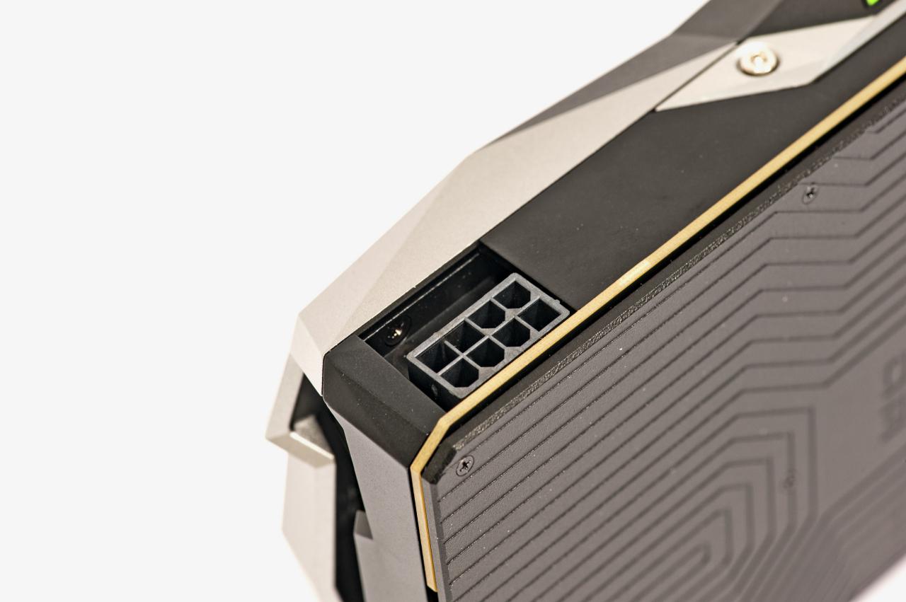 [16/05/2016] Nvidia Geforce GTX 1070 im PCGH-Test: Auch die GTX 1070 verfügt über nur einen Acht-Pol-Stromanschluss vom Netzteil, obwohl für 150 Watt TDP prinzipiell auch ein 6-Pin-Anschluss reichen würde. Auch hier nutzen wir unser Bild aus dem GTX-1080-Test erneut.