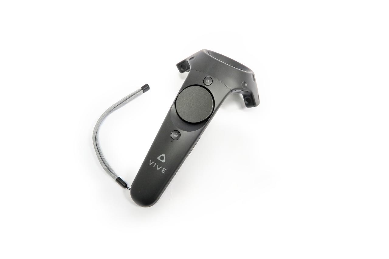 [03/05/2016] Der Vive liegen zwei Motion-Controller bei, die auch die Armbewegungen in die virtuelle Welt übertragen.