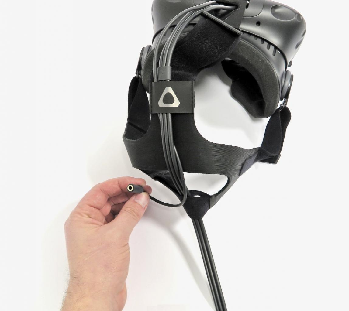 [03/05/2016] Das Vive hat keinen Kopfhörer. Ein solcher lässt sich aber an der 3,5-mm-Klinke anschließen, die aus dem Headset heraushängt.