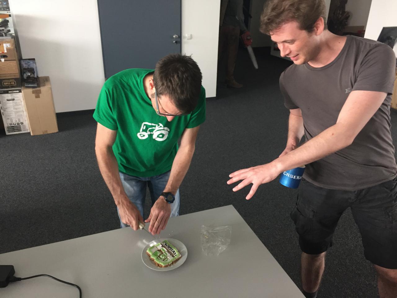 [12/05/2016] Nvidia ist landläufig bekannt für leckeres Gebäck mit Zuckerschock-Garantie, auch wenn der Hersteller sich seit einiger Zeit an einem zweiten Standbein versucht. Im Gegensatz zu Gebäck bedient man mit Grafikkarten aber nur eine Nische.