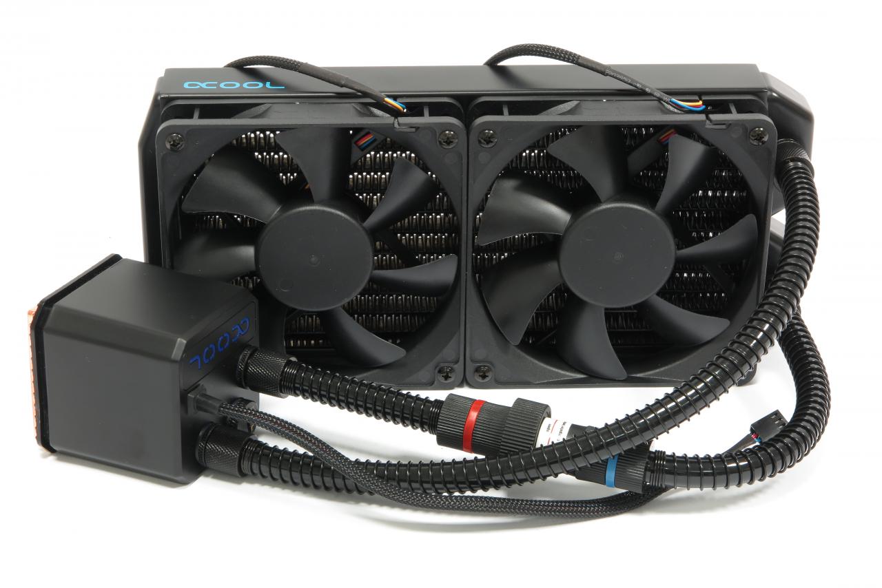 [07/06/2016] Unser Eisbaer-Testexemplar nutzt einen 2×240-mm-Radiator. Eine Single- und eine Triple-120-mm-Fassung sind ebenso in Planung, wie ein 2×140-mm-Modell.