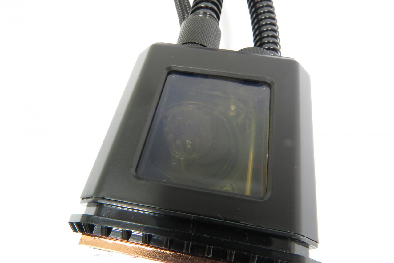 [07/06/2016] Im inneren der CPU-Einheit arbeitet ein verbesserte Pumpe - vom unangenehmen lauten Betriebsgeräusch der Cooler Master Eisberg distanziert sich Alphacool ausdrücklich.
