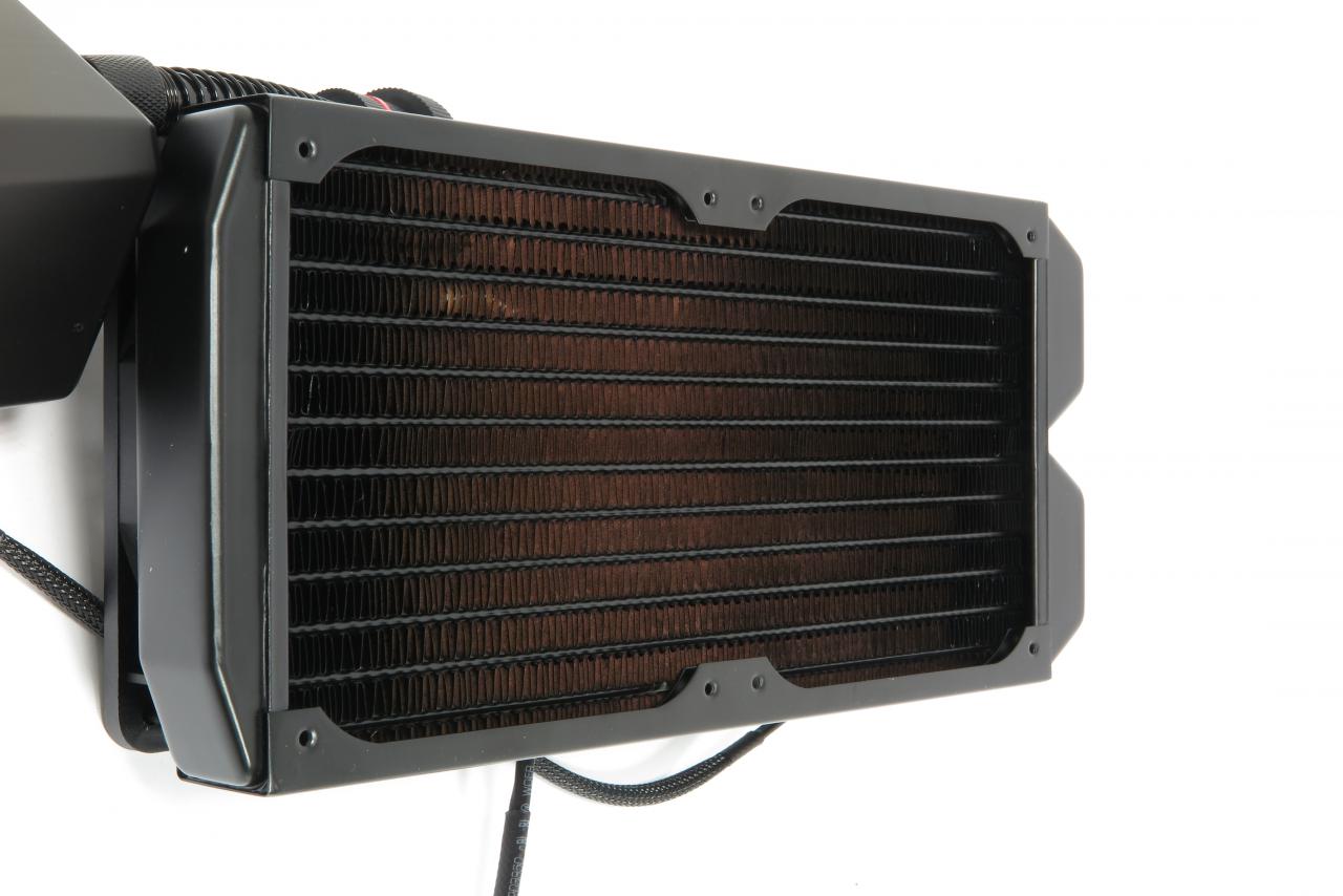 [07/06/2016] Die Eisbaer-Radiatoren entsprechen dem mehrfach von PCGH empfohlenen Alphacool ST- und XT-Modellen - bis hin zur dünnen Lackierung, die das verbaute Kupfer erahnen lässt.