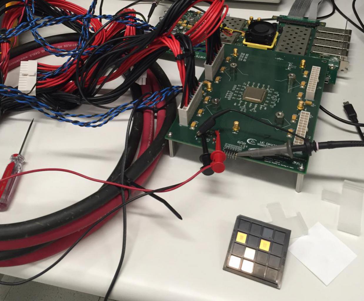 [21/06/2016] Kilocore: Kalifornische Uni zeigt 64-mm²-CPU mit 1.000 Kernen (3)