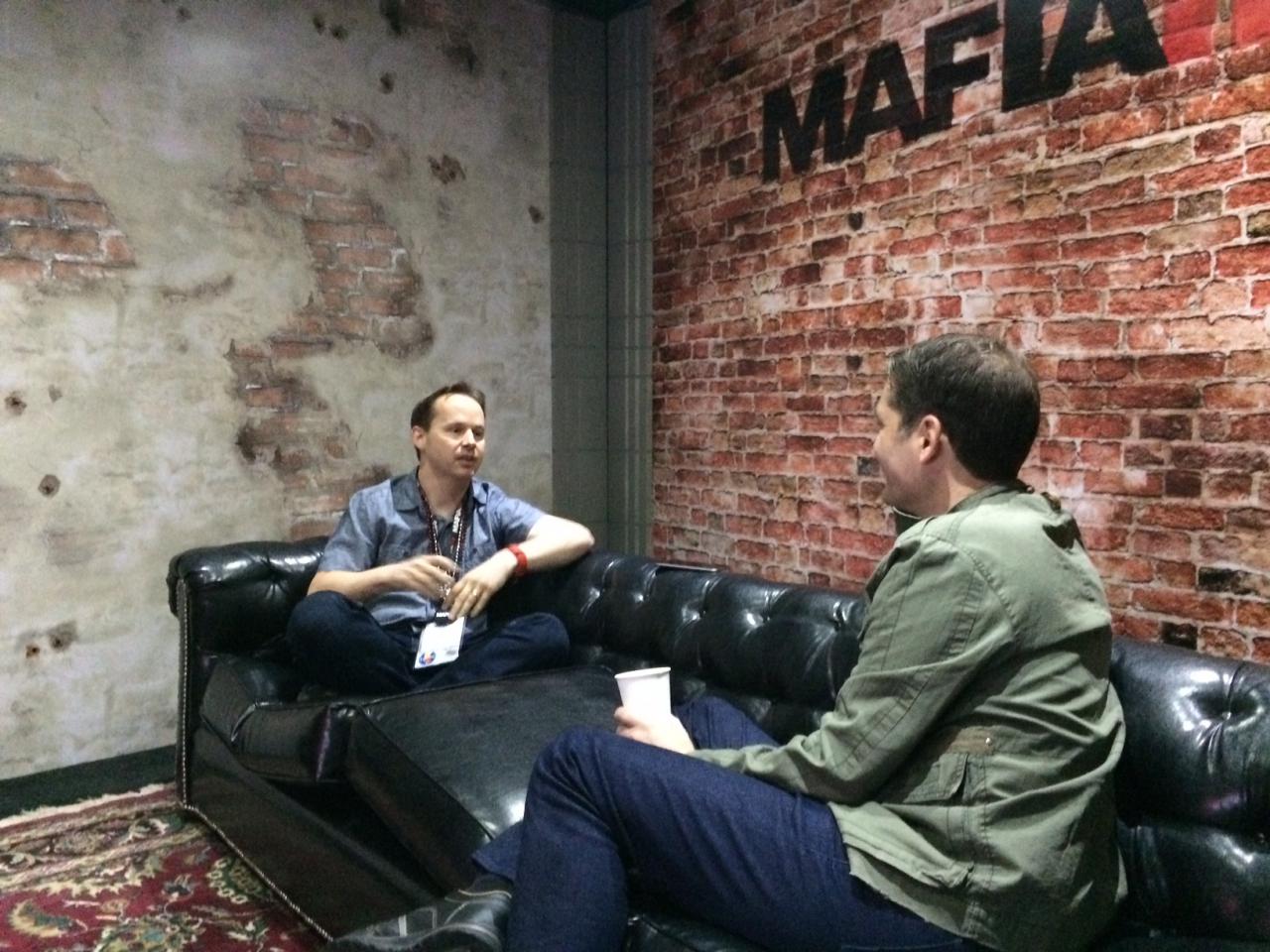[27/06/2016] Design Director Matthias Worch von Hangar 13 (links) und US-Korrespondent Roland Austinat unterhalten sich auf einem amerikanisch-weichen Sofa über Mafia 3.