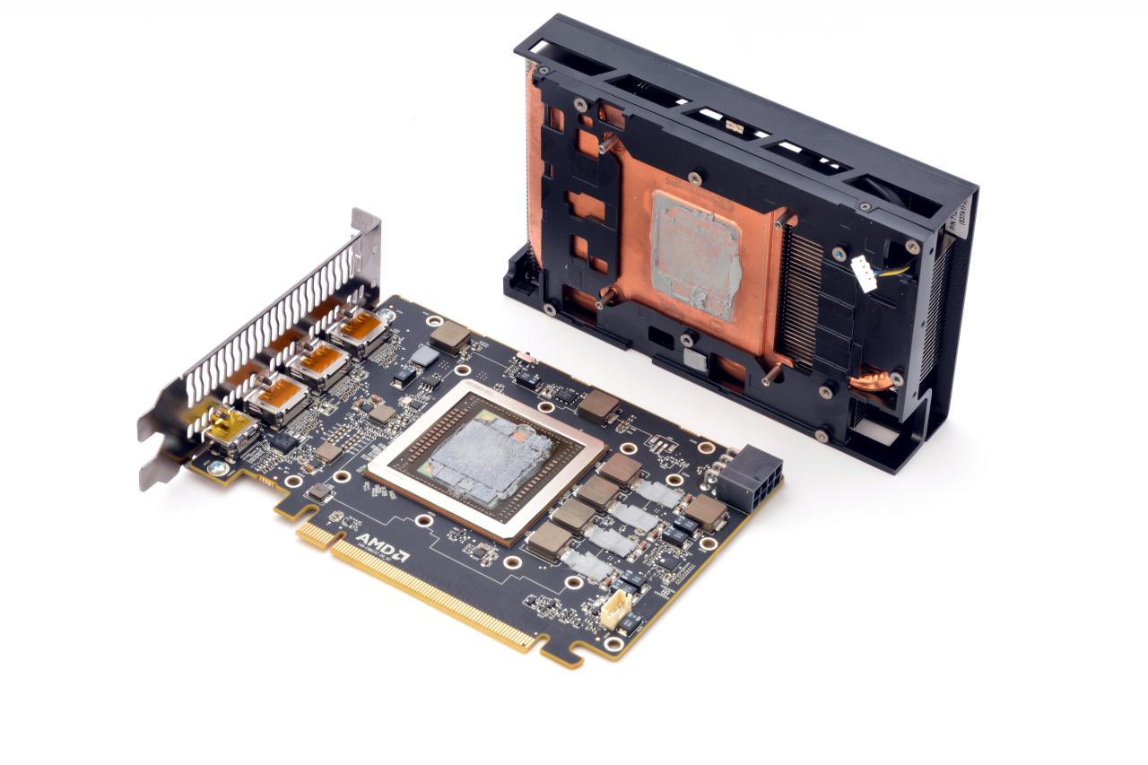 [01/06/2016] Radeon R9 Nano neben ihrem Originalkühler - die Ausgangsbasis