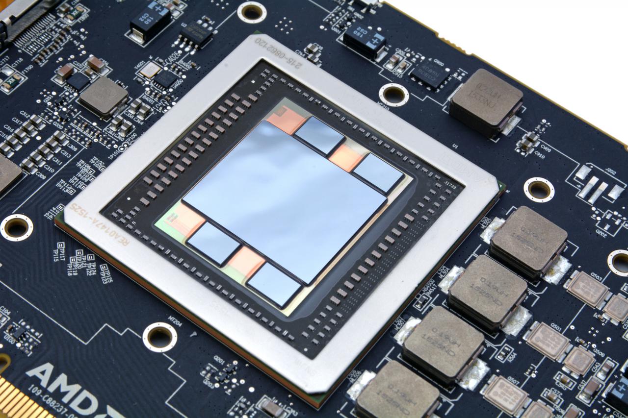 [01/06/2016] Fiji-GPU im gereinigten Zustand - verwenden Sie ausschließlich weiche Tücher und Reinigungsmittel. Mechanische Einwirkung auf den empfindlichen Silizium-Interposer unter Grafikprozessor und HBM kann zu einem Totalausfall führen.