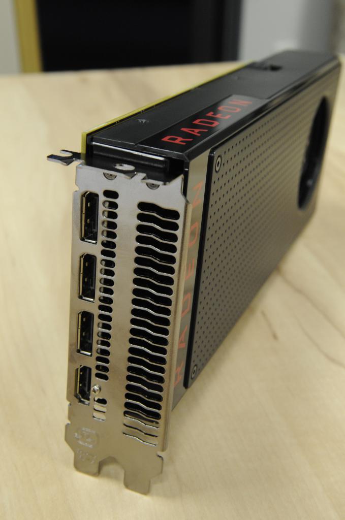 [21/06/2016] Radeon RX 480: Lüfterschlitze, Anschlüsse