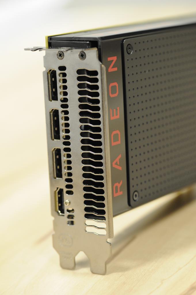 [21/06/2016] Radeon RX 480: Lüfterschlitze, Anschlüsse (2)