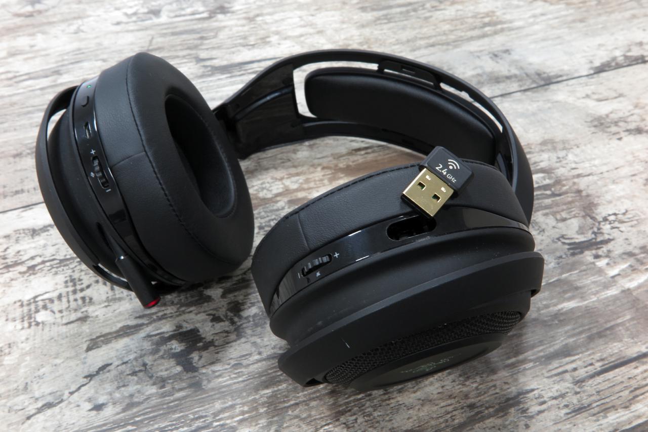 [27/06/2016] In einer kleinen Aussparung verbirgt sich der 2,4-GHz-Sender des Razer Manowar. Zum (Stereo-)Betrieb reicht es, diesen mit PC oder Playstation 4 zu verbinden. Weitere Kabel oder Anschlüsse sind nicht nötig.