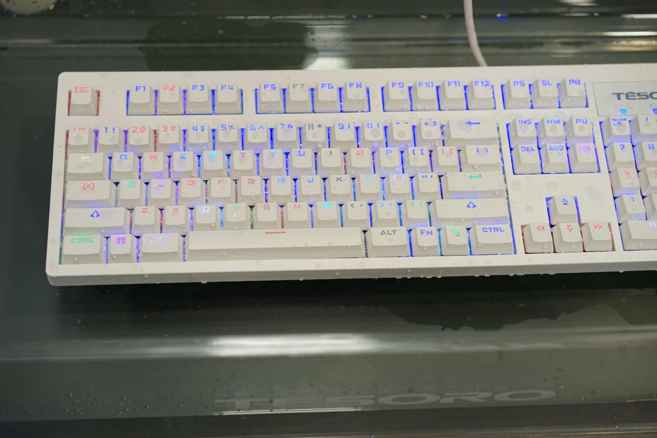 [04/06/2016] Tesoro: Infrarotlicht-Tastatur kann 10.000 Mal gespült werden (4)