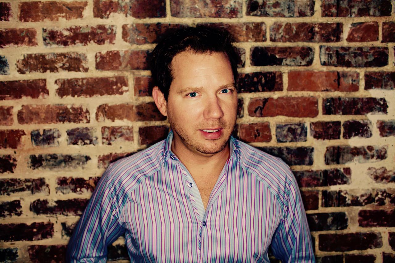 [21/07/2016] Cliff Bleszinski hatte immer einen guten Riecher: Mit 18 Jahren erfindet er für Epic MegaGames Jazz Jackrabbit und pitcht später zusammen mit Rod Fergusson (der jetzt für Gears of War 4 verantwortlich ist), Gears als Konzept an Microsoft und wird über Nacht zum Posterboy der Gamesbranche. Als Tencent sich bei Epic einkauft, lässt er sich ausbezahlen, investiert in Oculus und verdient am Facebook-Deal einen hohen achtstelligen Betrag. Er nimmt sich eine Auszeit und baut dann mit dem Gründer von Guerrilla Games (Killzone-Serie, Horizon: Shadow Fall) ein neues Studio namens Boss Key Productions auf.