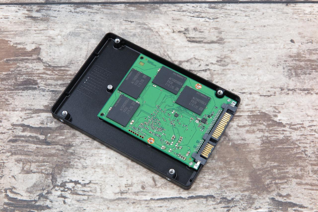 [11/07/2016] Samsung SSD 850 Evo mit 4.000 GB - Der SSD-Riese im Tes