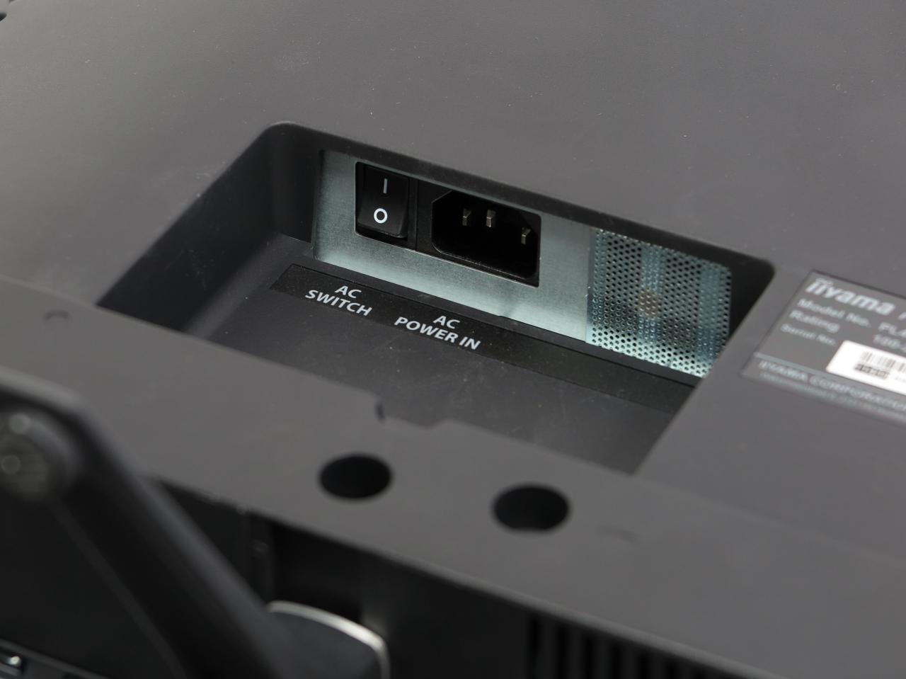 [13/07/2016] Iiyama X4071UHSU-B1: Internes Netzteil und Netzschalter