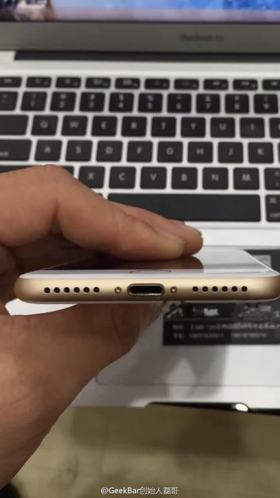 [05/08/2016] Erste Fotos eines angeblichen iPhone-7-Prototypen, der auch funktioniert. (3)