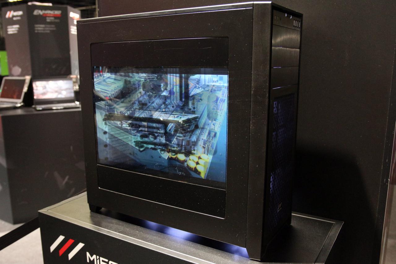 [18/08/2016] Mifcom auf der Gamescom 2016: Corsair 750D mit Display im Gehäusefenster