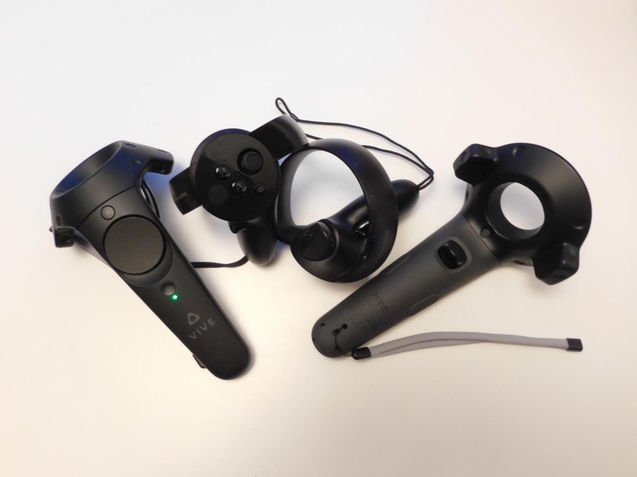 [28/09/2016] Die Sensor-Ringe der langen Vive-Controller ragen deutlich über die Hand hinaus, Oculus wickelt den LED-Träger dagegen kompakt darum - was auch vor Kollisionen schützt.