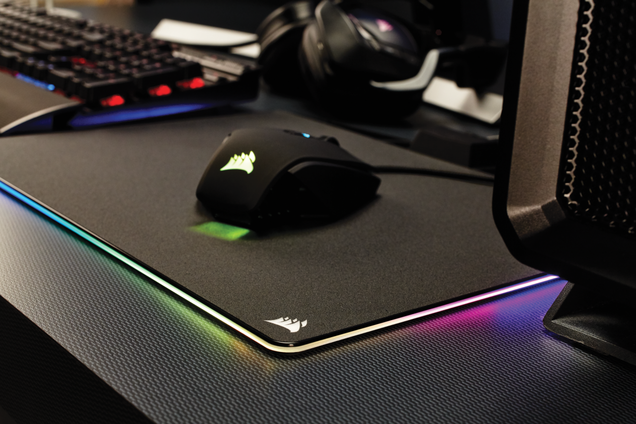 [04/09/2016] Das MM800 RGB Polaris ist ein Mousepad mit 15 eigens ansteuerbaren LED-Zonen.