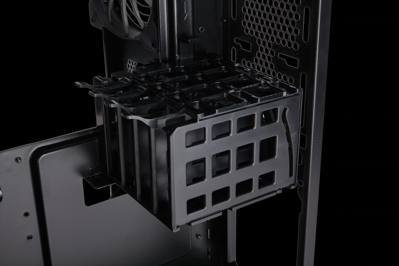 [04/09/2016] Das Corsair Carbide Air 740 entwickelt das Zwei-Kammer-Konzept des Vorgängers nicht neu, verbessert aber Details. (6)