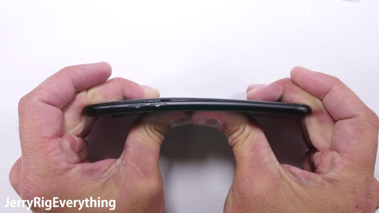 [18/09/2016] iPhone 7 im Härtetest, Youtuber testet Apples Smartphone auf Biegen und Kratzen