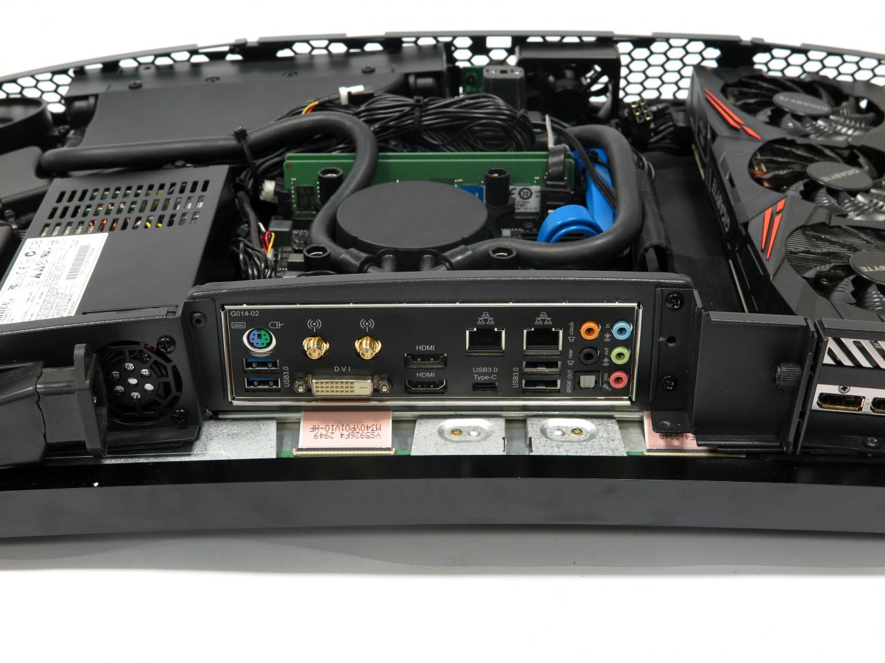 [21/10/2016] Hyrican Evolution: Hübsch versteckt - die Anschlüsse des Mini-ITX-Board sind im aufgebauten Zustand kaum zu erreichen