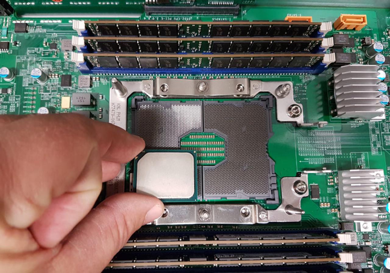 [06/10/2016] Intel LGA 3647: Monströser Sockel für Knights Landing abgebildet (2)