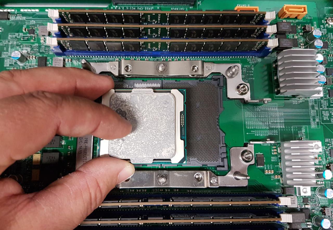 [06/10/2016] Intel LGA 3647: Monströser Sockel für Knights Landing abgebildet (4)