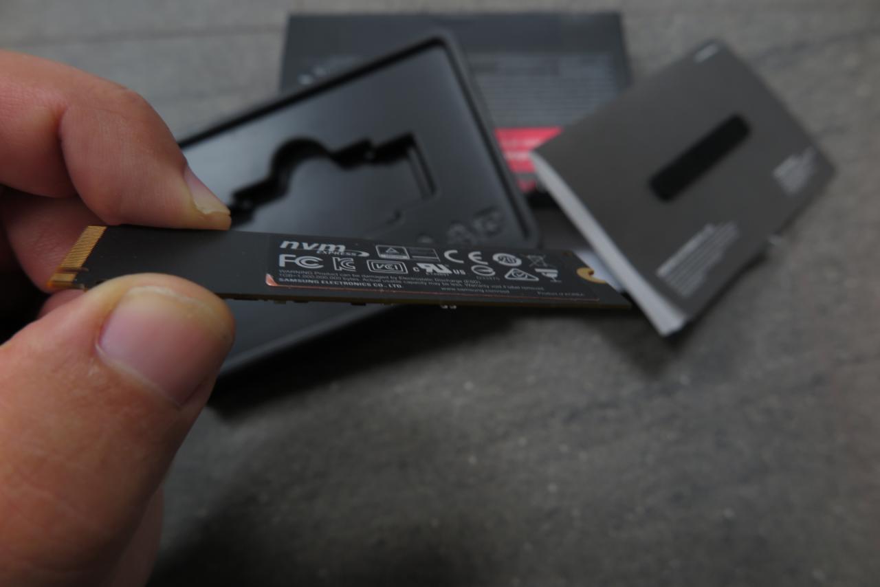 [18/10/2016] Eine Kupferschicht im Aufkleber soll die SSD etwas kühlen.